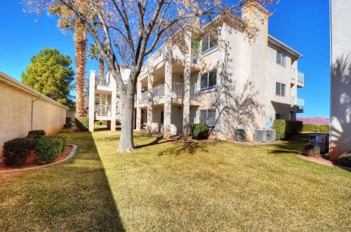 704 Main level 3 bd Unit in Las Palmas, Shared Pool and Hot Tub, Great Clubhouse Amenities