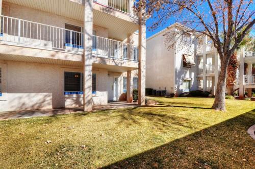 704 Main level 3 bd Unit in Las Palmas, Shared Pool and Hot Tub, Great Clubhouse Amenities