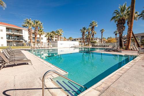 704 Main level 3 bd Unit in Las Palmas, Shared Pool and Hot Tub, Great Clubhouse Amenities
