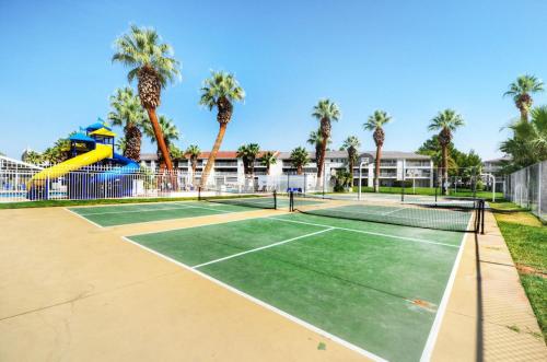 704 Main level 3 bd Unit in Las Palmas, Shared Pool and Hot Tub, Great Clubhouse Amenities