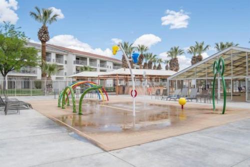 704 Main level 3 bd Unit in Las Palmas, Shared Pool and Hot Tub, Great Clubhouse Amenities