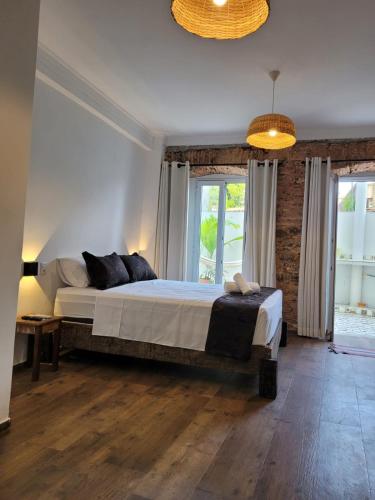 1 queen bed, 2 twin beds