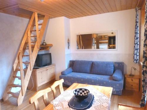 2 twin beds, 1 sofa bed