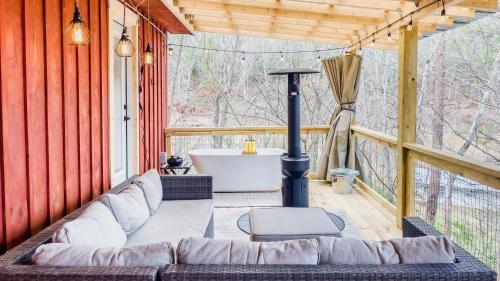 Romantic spot! Huge deck with outdoor soaking tub