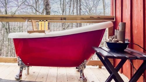 Outdoor Soaking Tub! Cozy spot for couples getaway - Cosby