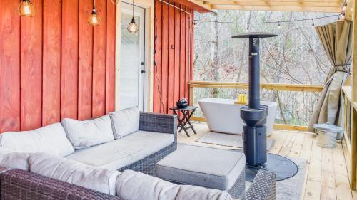 Affordable cabin that sleeps 8 K beds & fire pit in Cosby, USA