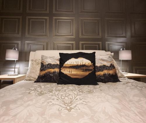 Spacious house City skyline and mountain views close too belfast centre and airports free parking, Belfast