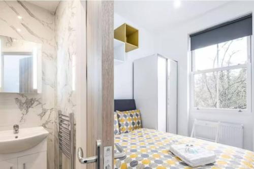 Great Location Service and Stay Double Ensuite Room with Shared Kitchen- 5mins Walk From Tufnell Park, Лондон