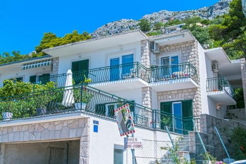 Apartments with a parking space Brela, Makarska - 16603