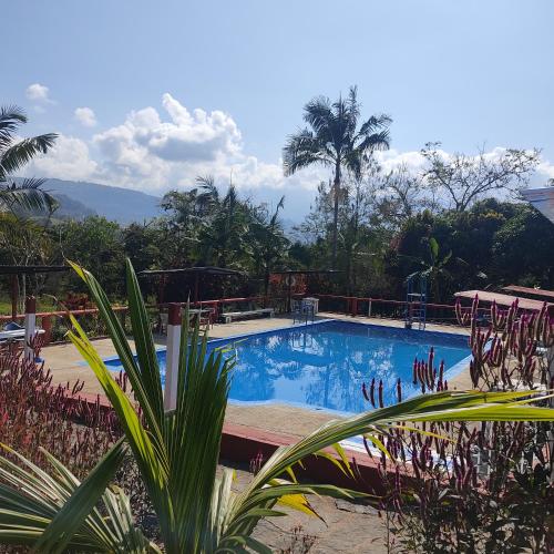 Agradable casa de campo con piscina, campo de tejo