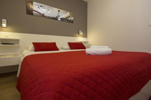 One-Bedroom Apartment with Terrace and Sea View image 10