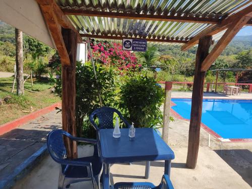Swimming pool, Agradable casa de campo con piscina, campo de tejo in Tibana
