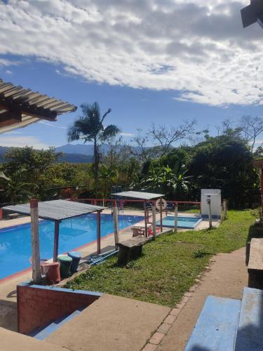 Swimming pool, Agradable casa de campo con piscina, campo de tejo in Tibana