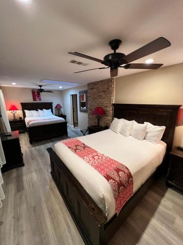 Lantern Light Inn - Romantic Getaway - image 11