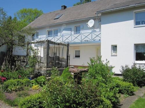 Komfortable Ferienwohnung mit Balkon und Blick ins Grüne in der Nähe von Willingen und Winterberg