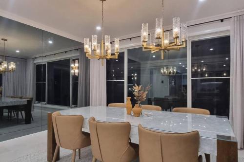 4 bedroom 8 guest in Campbelltown