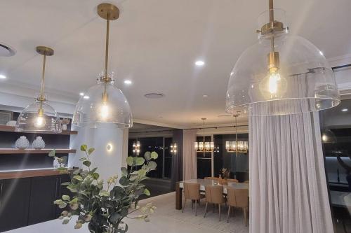 4 bedroom 8 guest in Campbelltown