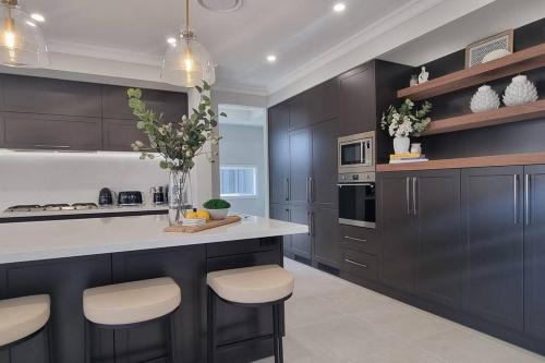 4 bedroom 8 guest in Campbelltown