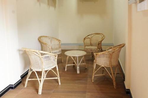 kawasan lounge/TV kongsi, UK Inn Guest House in Jaffna