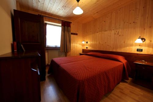 1 king bed, 1 sofa bed