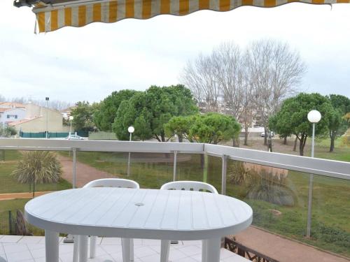 Apartment (6 Adults) room in Appartement cosy 6 pers avec parking proche plage et commerces - Le Grau du Roi - FR-1-250-105