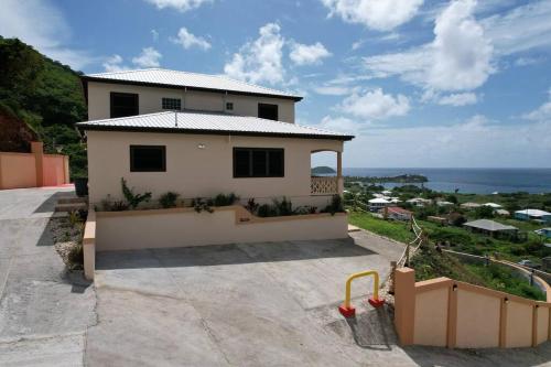 The Pearl - Spacious Air Conditioned 3BD, 2BTH Villa with Gorgeous Views