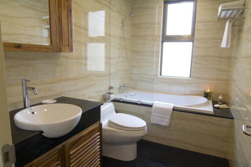 Bathroom, Mayfair Suites - WMC Tower near Vietnamese Traditional Massage Institute