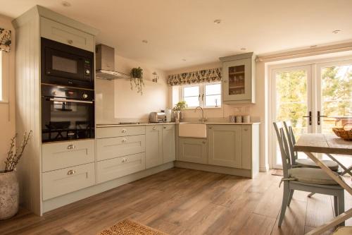 Létesítmények, Finwood Green Farm Holiday Cottages-The Calf Shed and The Milk Parlour in Claverdon