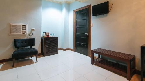 RedDoorz Plus at Holiday Plaza Hotel Tuguegarao City photo 4