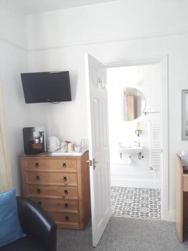 Montrose Guest House - image 10
