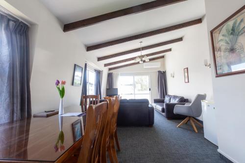 Shared lounge/TV area, Lake Breeze Motel in Taupo