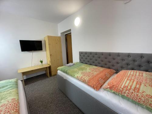 1 queen bed, 3 twin beds