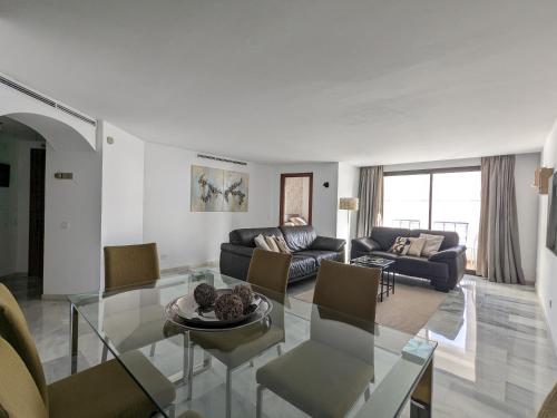 Three-Bedroom Apartment with Puerto Banus View (5 Adults) 