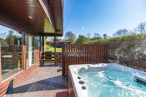 熱水浴缸, Birch Lodge 12 with Hot Tub in 紐頓斯圖華特
