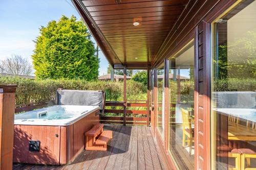 熱水浴缸, Birch Lodge 12 with Hot Tub in 紐頓斯圖華特