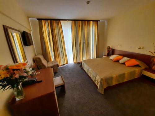 Double or Twin Room with Balcony image 2