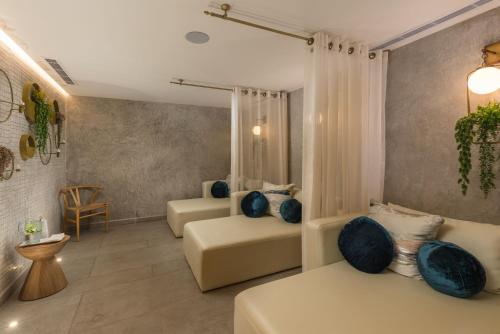 One-Bedroom Suite image 5