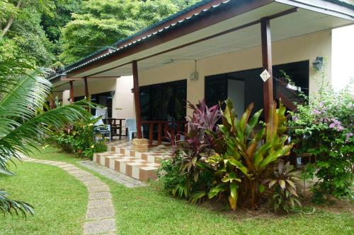 Exterior view, Cheers Garden Chalet in Kampung Tekek