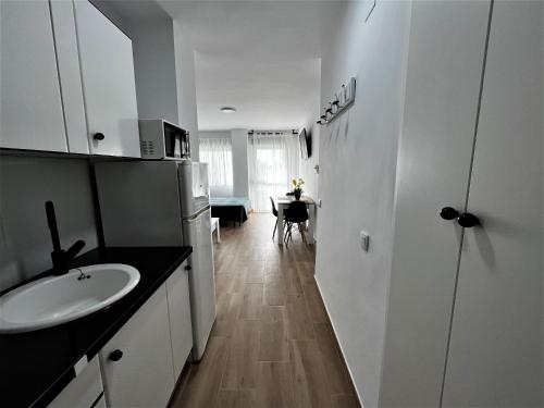VER7 - Top-Floor Studio with Sea-View Terrace and Pool - Renovated, AC, Lift, Torremolinos (zdjęcie 7)