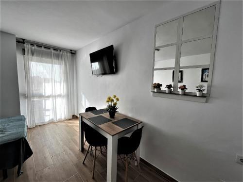 VER7 - Top-Floor Studio with Sea-View Terrace and Pool - Renovated, AC, Lift, Torremolinos (zdjęcie 10)