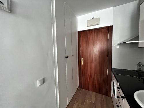 VER7 - Top-Floor Studio with Sea-View Terrace and Pool - Renovated, AC, Lift, Torremolinos (zdjęcie 9)
