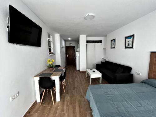 VER7 - Top-Floor Studio with Sea-View Terrace and Pool - Renovated, AC, Lift, Torremolinos