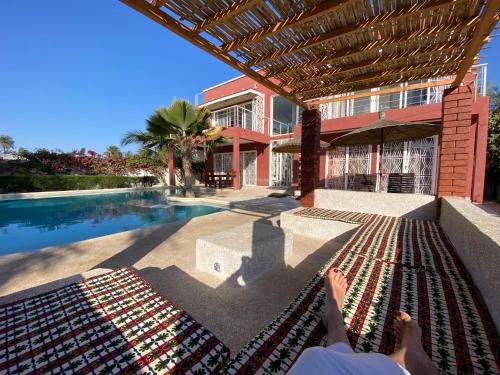 . Villa avec piscine entre plage et Siné Saloum