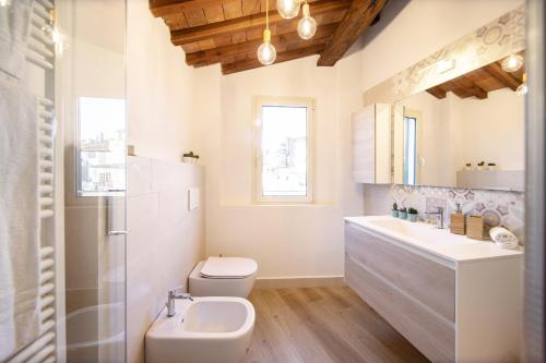 Sibilla Luxury Flat in center town - image 3