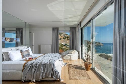 Six-Bedroom Villa with Sea View and Private Pool  image 5