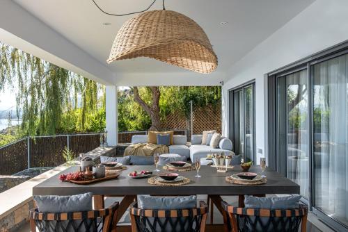 Six-Bedroom Villa with Sea View and Private Pool  image 4