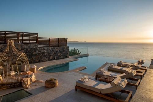 Six-Bedroom Villa with Sea View and Private Pool  image 2