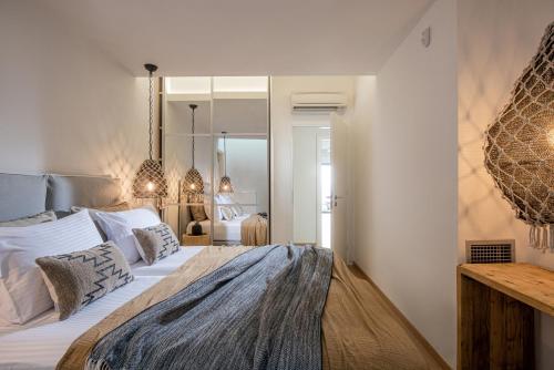 Six-Bedroom Villa with Sea View and Private Pool  image 1