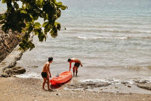 Exclusive Beachfront Villa w/ Outdoor Tub & Kayaks