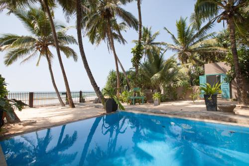 Hikks Villa Beachfront with Pool - image 3